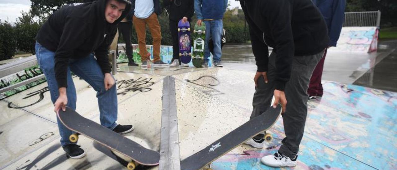 ‘Skaters’ en el parque de Eirís, del que denuncian que está en avanzado estado de deterioro.   | // CARLOS PARDELLAS