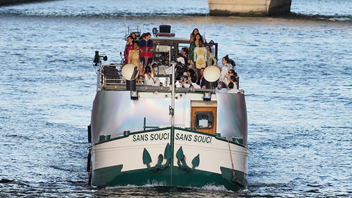 El espectacular desfile de Balmain desde un barco por el Sena, en imágenes