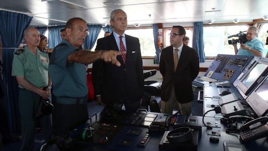 El comandante Francisco Alba le muestra el barco a Arsenio Fernández y Miguel Briones, subdelegado del Gobierno en Málaga. f  Jesús domÍnguez Martina Aparicio, teniente coronel médico, le muestra la enfermería al director general de la Guardia Civil.