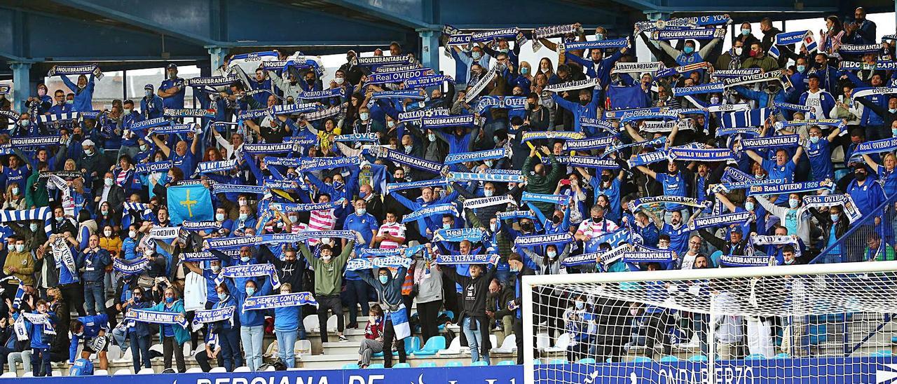 Arriba, la afición del Oviedo en El Toralín. En la fila de en medio: a la izquierda,  Izel Gutiérrez, Thays Gutiérrez, Jesús Fernández y Vicentina Menéndez; a la derecha, Lorena Moreno, Daniel Fernández, Ariadna Martínez, Cristina Pérez y Diego Moreno. En la fila de abajo, a la izquierda, Yaiza Fernández, Andrea Fernández y Tania Maestro; a la derecha, Eduardo Grana y Víctor Manuel Grana.   | Área 11 / N. A.