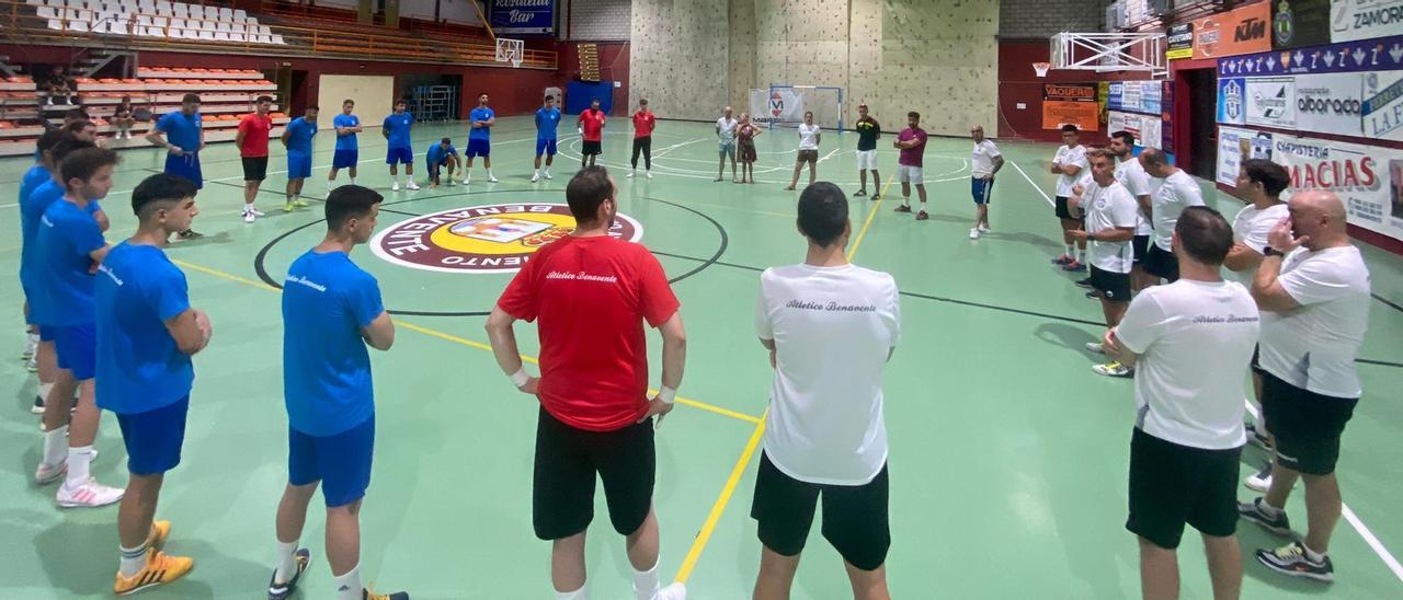 Chema Sánchez ofrece una charla ante jugadores y staff