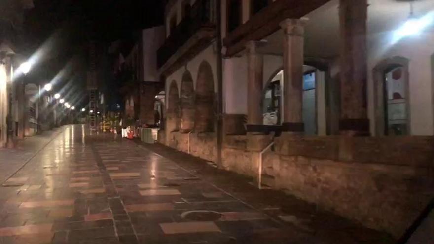 Toque de queda en Asturias: La calle Galiana, en Avilés, desierta un sábado por la noche