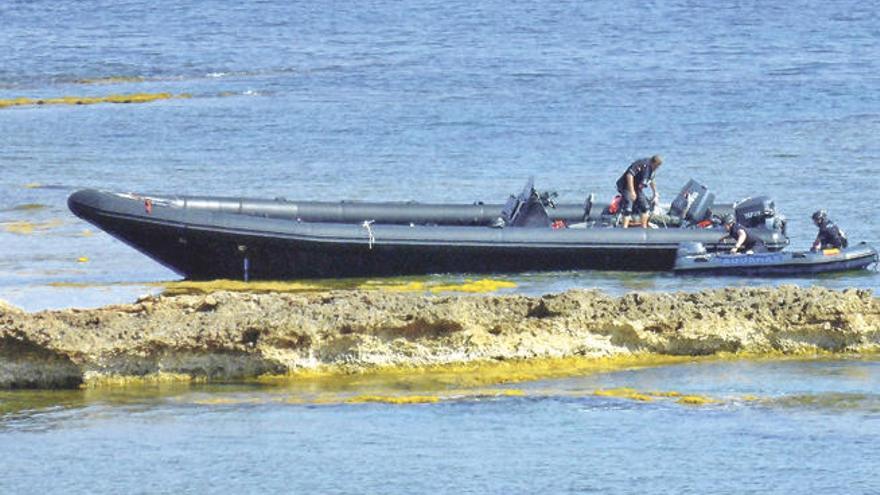 La embarcación encallada por los narcotraficantes en Denia.