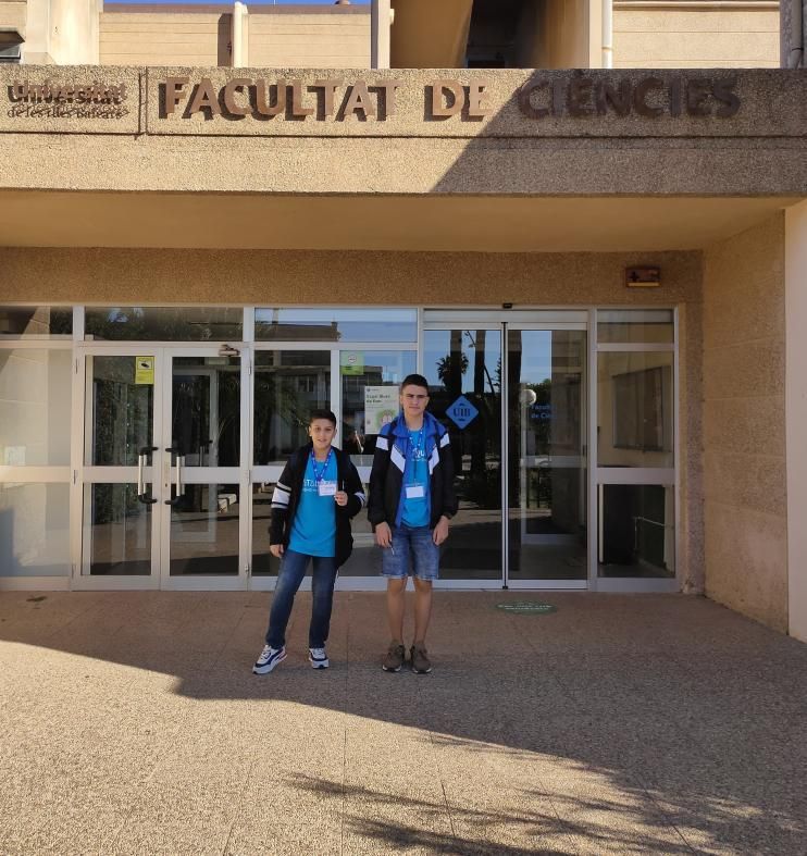 Sergio Torres y Jordi Jiménez, davant la Facultat de Ciències de la UIB.