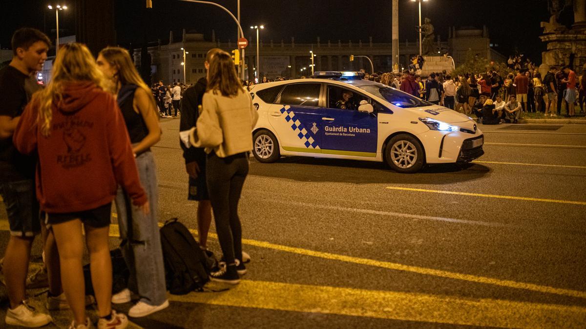 Un vehículo de la Guardia Urbana en el macrobotellón de Barcelona.