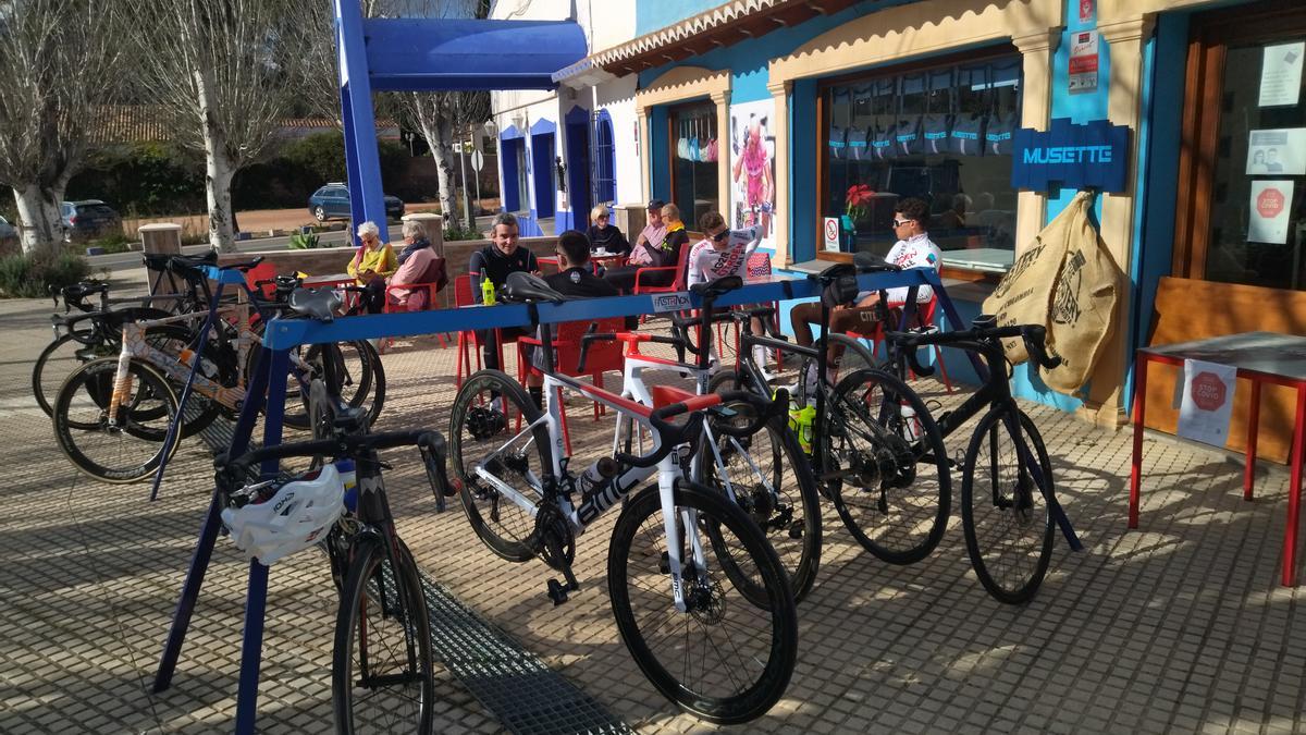 Café ciclista en Alcalalí. El furor ciclista impulsa nuevos negocios