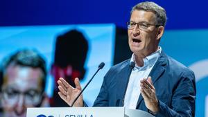 El presidente del Partido Popular, Alberto Núñez Feijóo, interviene durante un acto electoral del Partido Popular, en el Auditorio Cartuja Center, a 20 de mayo de 2023, en Sevilla, (Andalucía, España). El presidente del Partido Popular, Alberto Núñez Feij