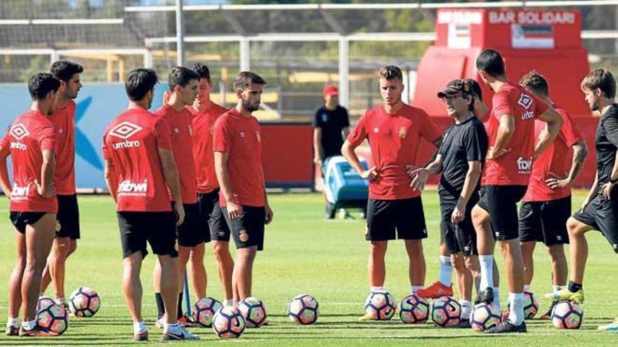 Los jugadores escuchan las instruccionesde Vázquez en Son Bibiloni,el pasado jueves.