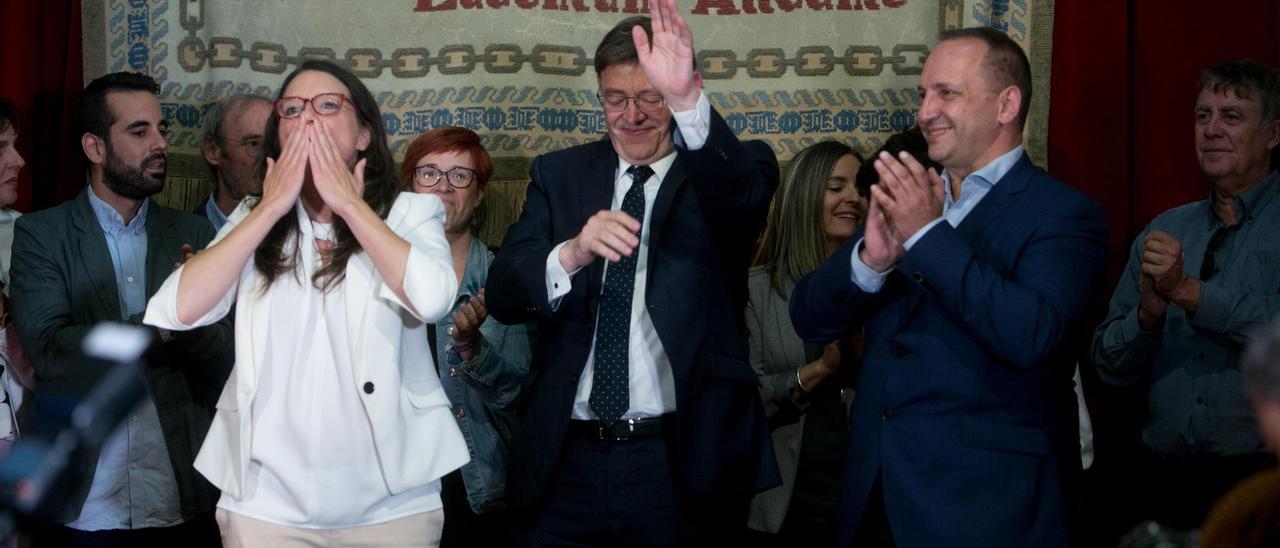 ¿Unidos? Oltra, Puig y Dalmau, felices, tras la firma del Pacto del Botànic 2, en el Castillo de Santa Bárbara de Alicante, en junio del año pasado.