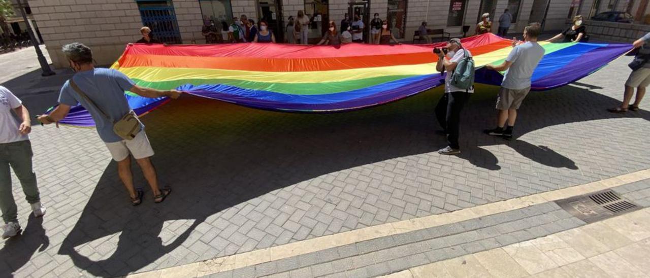 Concentración con la bandera arco-iris en 2021 en Alzira. | EMMA SANCHIS