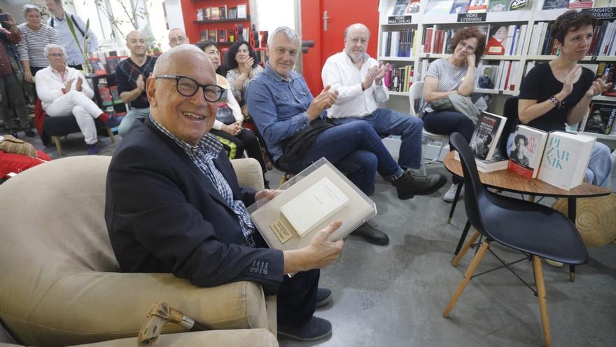 Fernando Delgado recibe el Premio Amic Amat en la Librería Ramon Llull