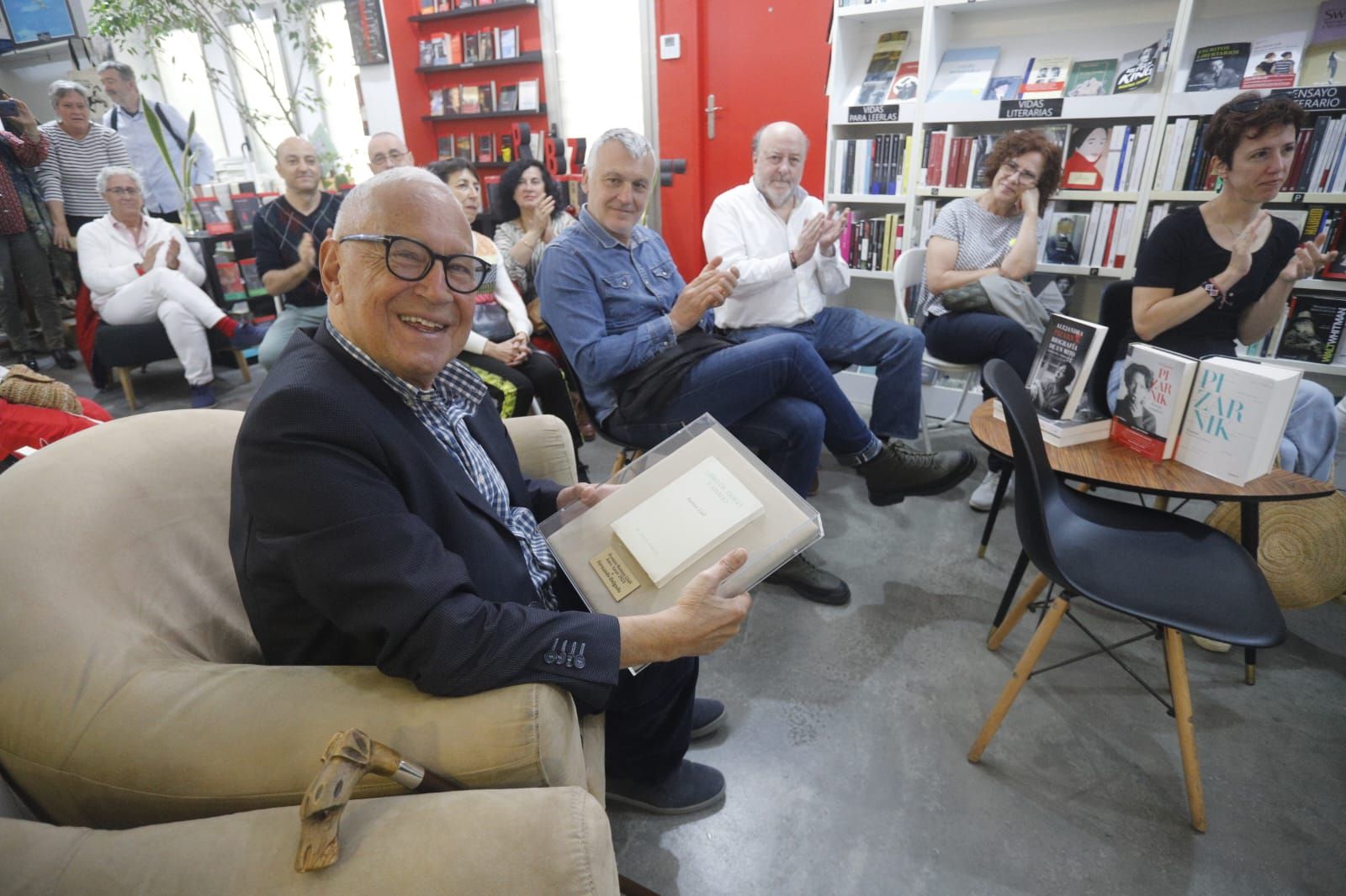 Fernando Delgado recibe el Premio Amic Amat en la Librería Ramon Llull