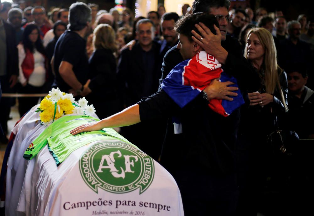 Dolor y emoción en el entierro de los jugadores del Chapecoense