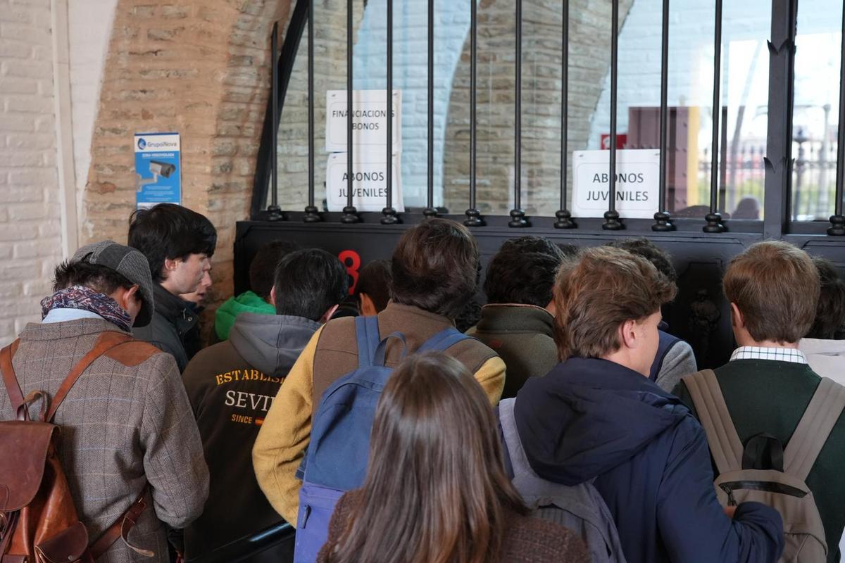 Aficionados y jóvenes desde las 5 de la mañana en taquilla