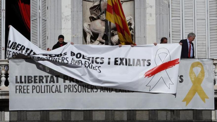 Pancarta con el lazo amarillo en la Generalitat.