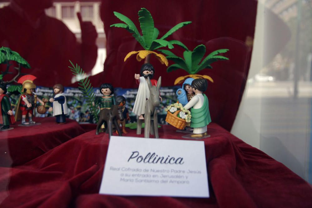 La tienda perchelera de La Caja de los Clicks se ha puesto a tono con la Semana Santa y ha adornado su escaparate con escenas de varias cofradías de Málaga.