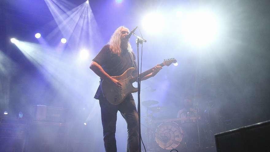 El rockero Rosendo Mercado, durante su actuación en el Jardín del Posío. // Iñaki Osorio