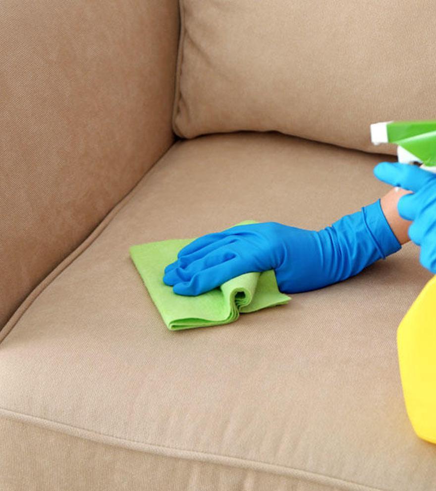 El truco definitivo para eliminar las manchas de tu sofá con un artículo de cocina