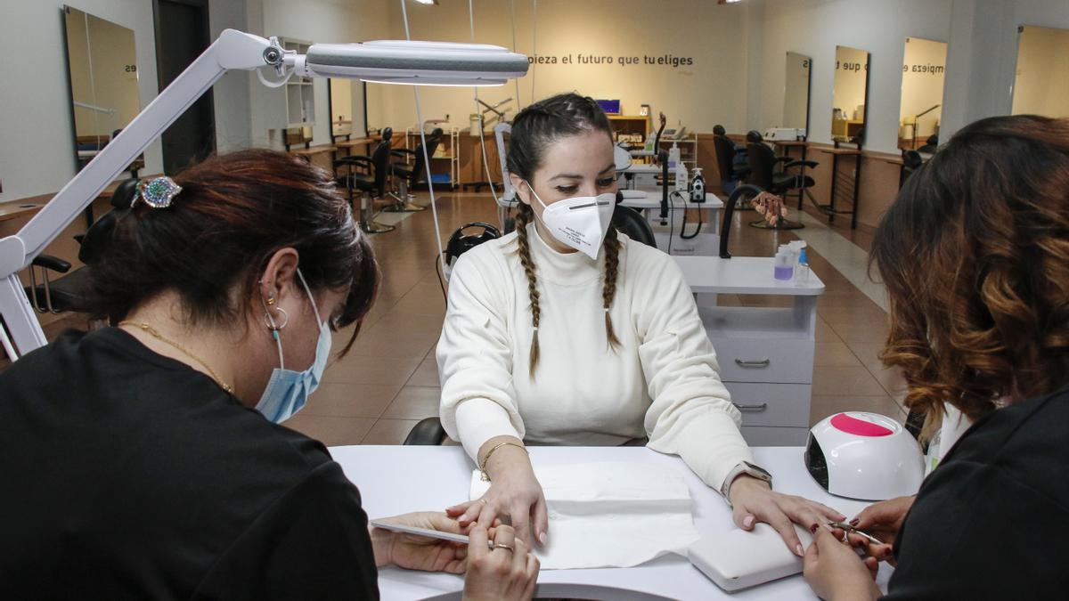 Una clase de manicura, dentro del curso de estética.