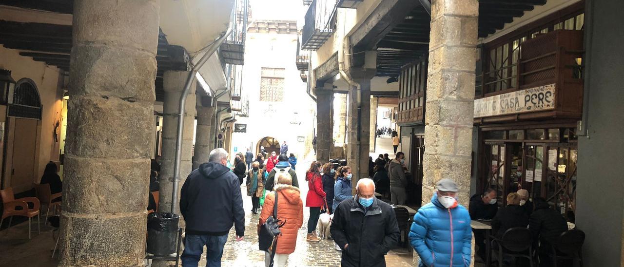 Un grupo de personas en Morella, en una imagen de archivo del puente de San José