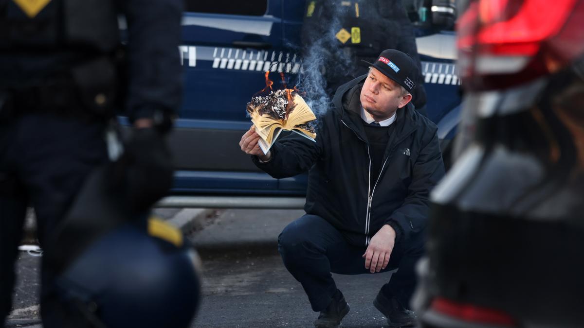 El político de extrema derecha danés, Rasmus Paludan, quema una copia del Corán frente a la embajada turca en Copenhague, solo una semana después de hacer lo propio en Estocolmo.