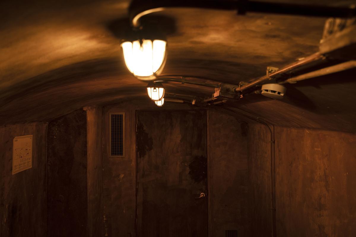 La anciana iluminación del refugio de la Junta de la Defensa Passiva de Catalunya.