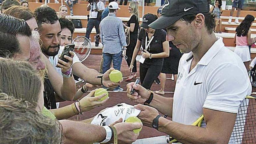 Rafel Nadal firma autÃ³grafos en MÃ©xico.