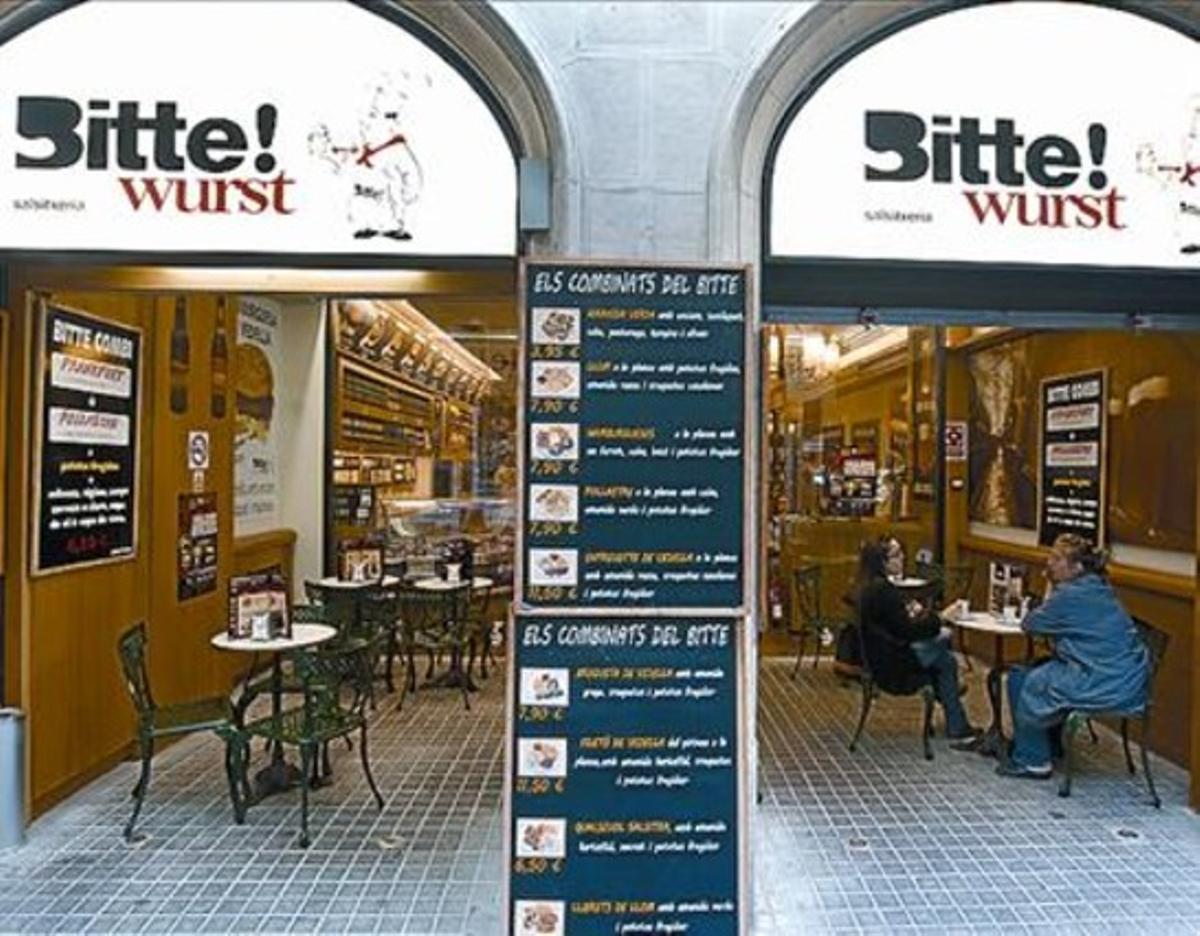 OBERTES PERÒ A COBERT 3 Exemples dels molts negocis que ubiquen una pseudoterrassa creant un atri, especialment a l’Eixample.D’esquerra a dreta i de dalt a baix, el Pasta Gansa, el Café Emmna i el We Pudding, a Pau Claris, i el Bitte Wurst al carrer de València. OBERTES PERÒ A COBERT 3 Exemples dels molts negocis que ubiquen una pseudoterrassa creant un atri, especialment a l’Eixample.D’esquerra a dreta i de dalt a baix, el Pasta Gansa, el Café Emmna i el We Pudding, a Pau Claris, i el Bitte Wurst al carrer de València.