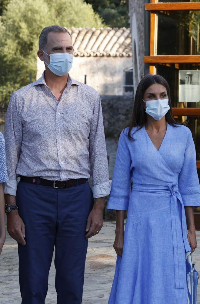 El rey Felipe VI con camisa estampada y la reina Letizia con vestido azul de lino de Adolfo Domínguez en su primer acto conjunto de Mallorca en 2021