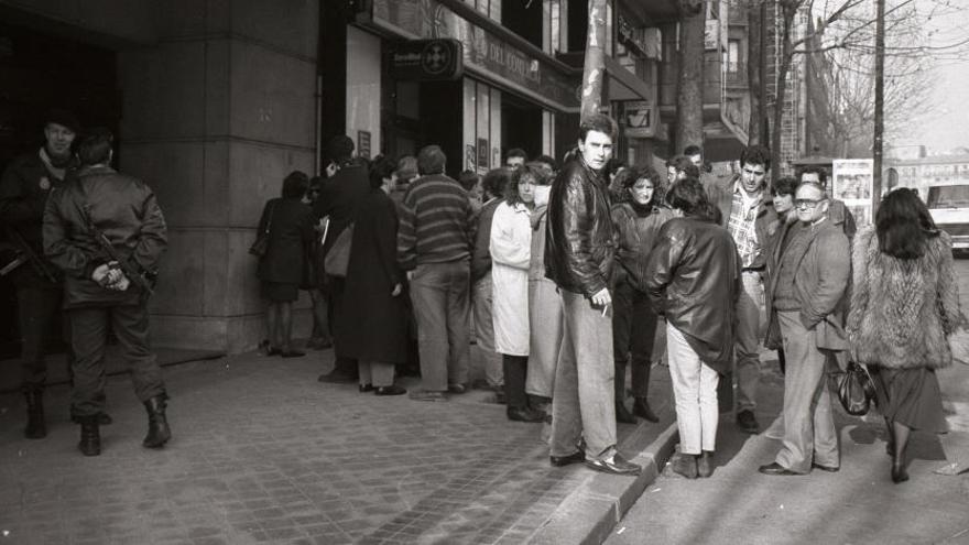 Gent esperant a les portes de l&#039;Audiència Nacional, durant el judici als independentistes el febrer del 1991