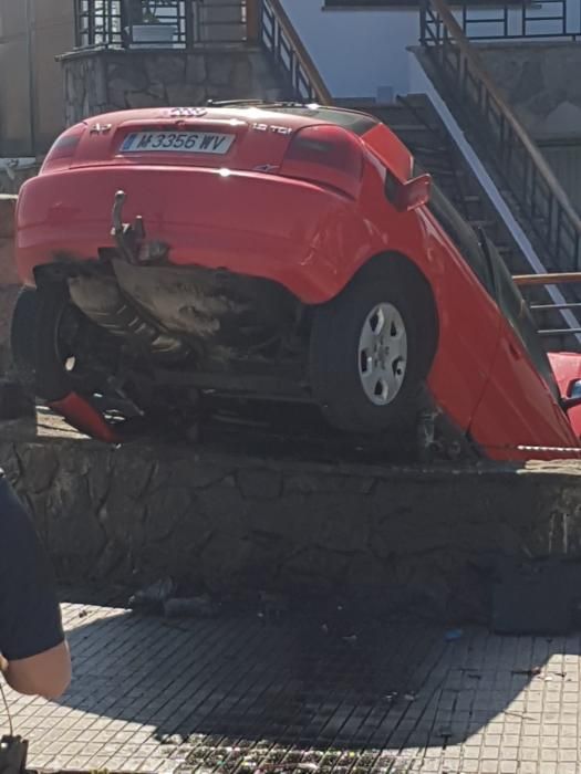 Un coche se empotra contra una casa en La Guía, en Gijón