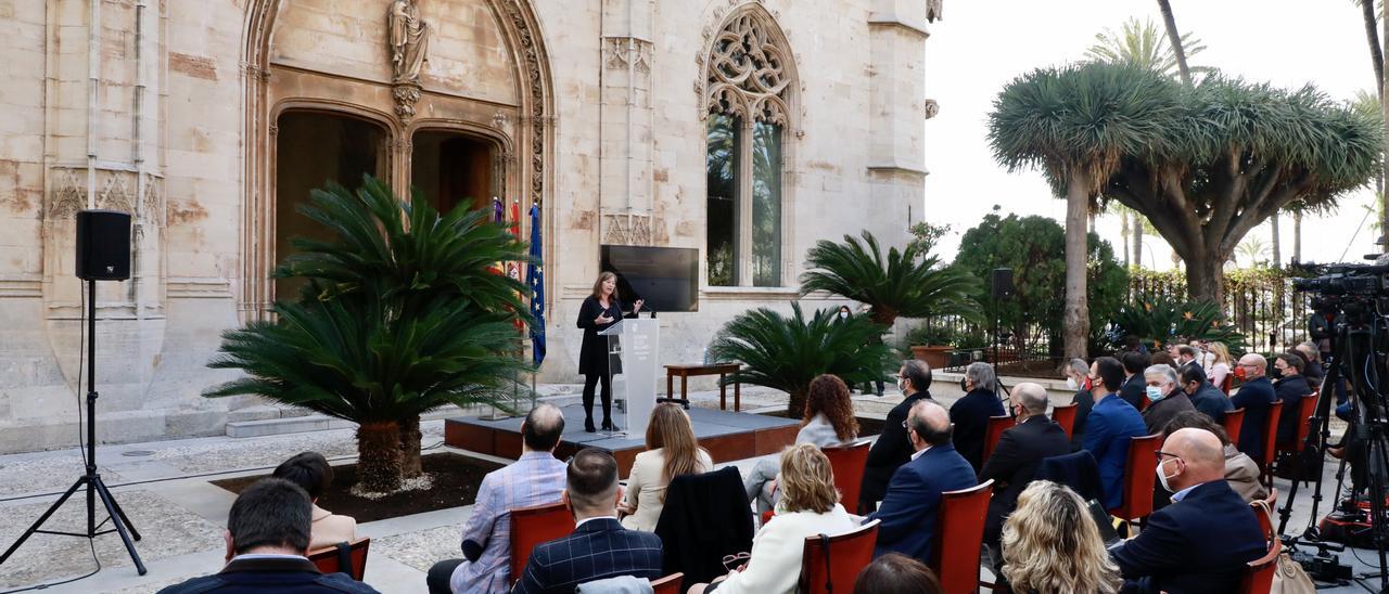 Francina Armengol durante la presentación de la nueva ley, el pasado viernes, en el patio del Consolat de Mar