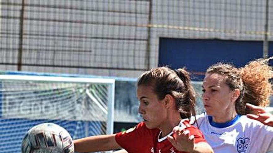 Carla cubre un balón ante Felicite. | |E.D.