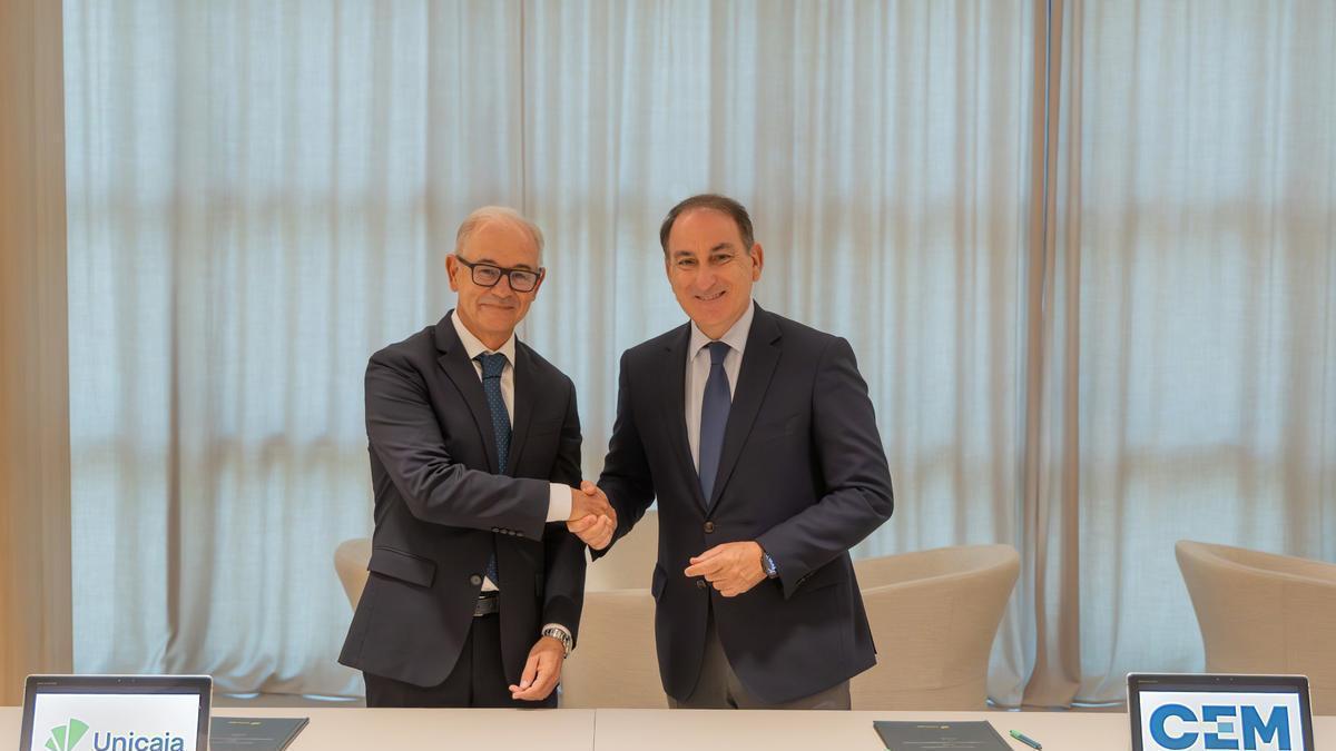 El CEO de Unicaja, Isidro Rubiales, y el presidente de la CEM, Javier González de Lara, renueva acuerdo entre ambas entidades.
