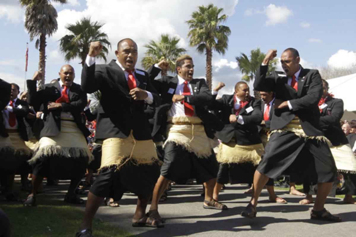 Jugadors de la selecció nacional de rugbi de Tonga ballen el ’sipi tau’, dansa tradicional, durant la cerimònia d’obertura dels Mundials de rugbi a Auckland (Nova Zelanda).
