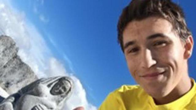 Álvaro Munguía señala con los dedos las cuatro caras del Urriellu enlazadas.