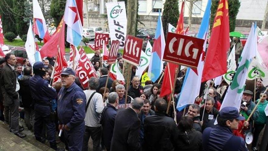 Trabajadores públicos manifestándose ante la EGAP, donde tuvo lugar la Mesa de Función Pública.