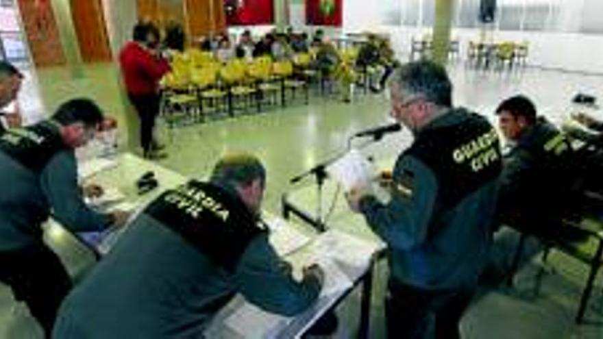 La Guardia Civil subasta 320 armas