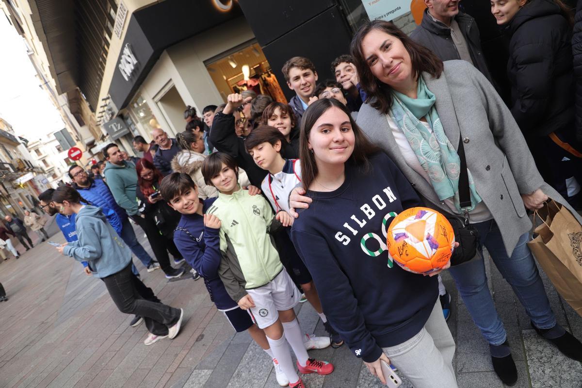 La firma de autógrafos de Iker Álvarez y Mikel Goti, en imágenes