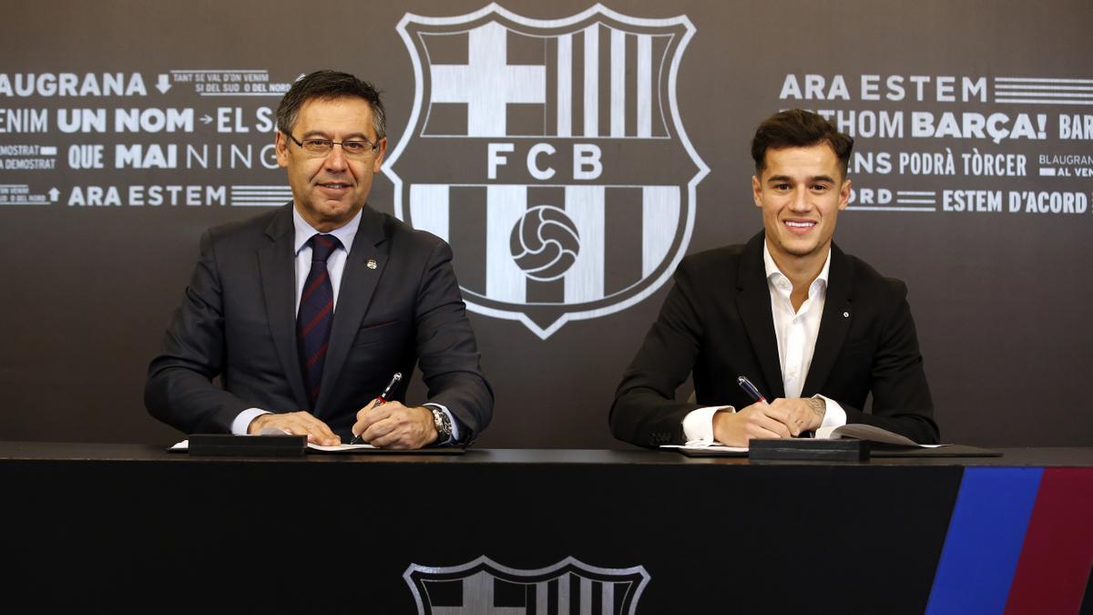 Bartomeu y Coutinho, en la firma del contrato del futbolista brasileño en enero de 2018.