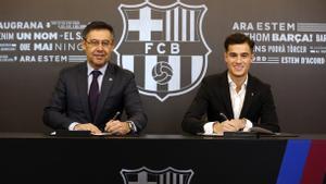 Bartomeu y Coutinho, en la firma del contrato del futbolista brasileño en enero de 2018.