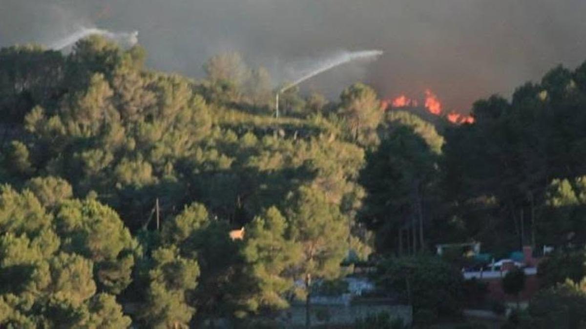A Santa Marina, el sistema perimetral de canons d’aigua SIDEINFOva ajudar als bombers del parc d'Alzira a resistir el impacte i a reduir els efectes del front sobre els habitatges.