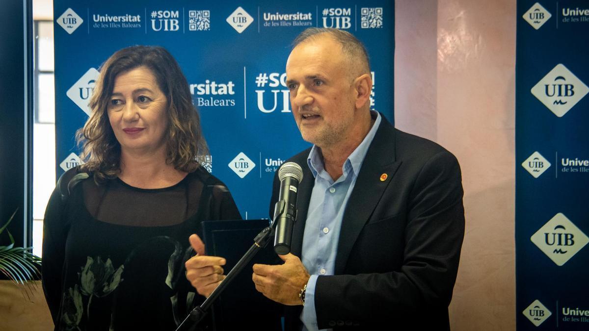 Francina Armengol y Jaume Carot, ayer en la UIB