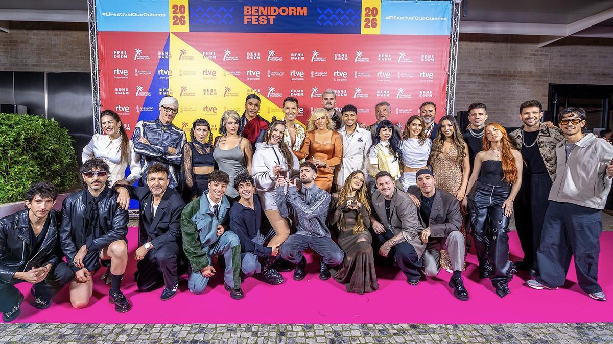 Los participantes del Benidorm Fest 2026, junto a los presentadores de esta edición.