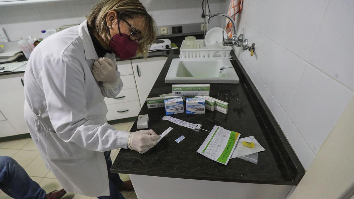 Una farmacéutica toma
muestras para hacer un test 
de antígenos.  F.CALABUIG