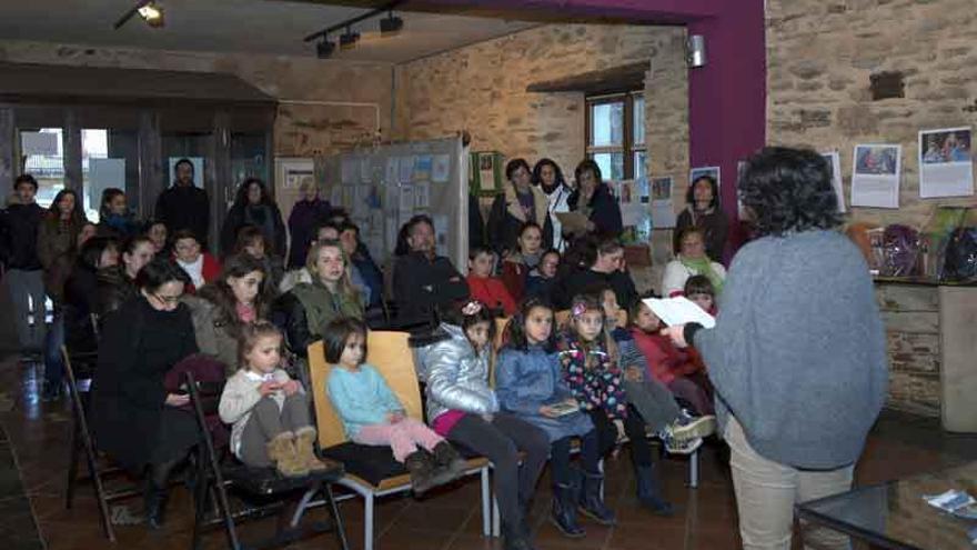 El público de Alcañices atiende a las explicaciones de Teófilo Nieto sobre los refugiados sirios.