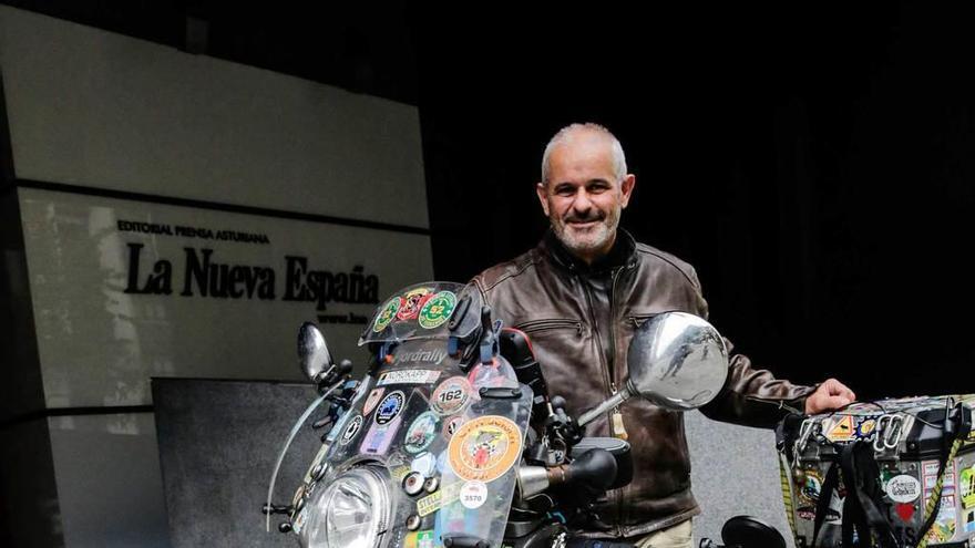 José Antonio Fernández, ante LA NUEVA ESPAÑA con su Vespa.