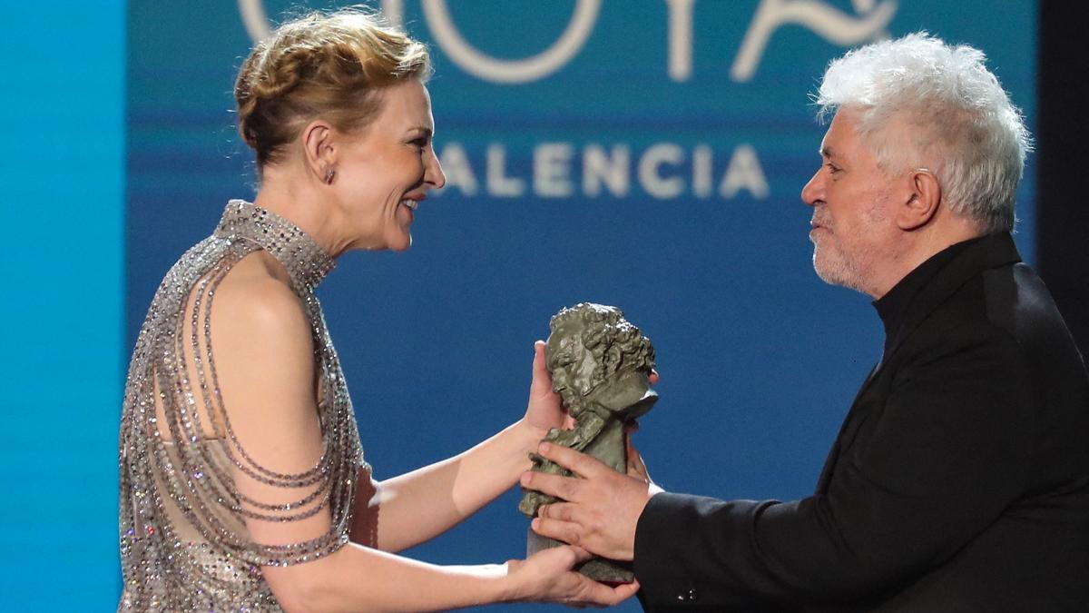Cate Blanchett recibe el Goya Internacional de manos de Pedro Almodóvar