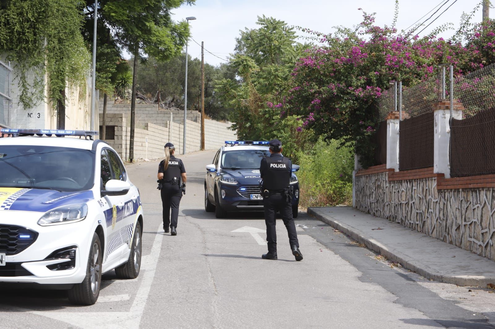 Un hombre armado se atrinchera en su chalet en Alzira