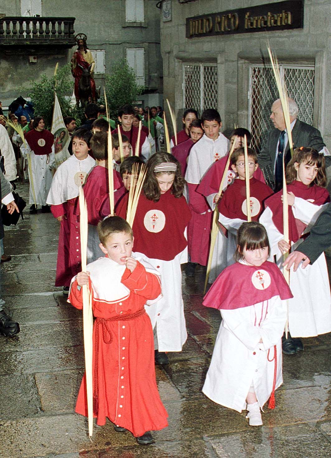 2000 Imagen de la procesión de la Borriquita dentro de la Semana Santa de Vigo Jesús de Arcos (7).jpg